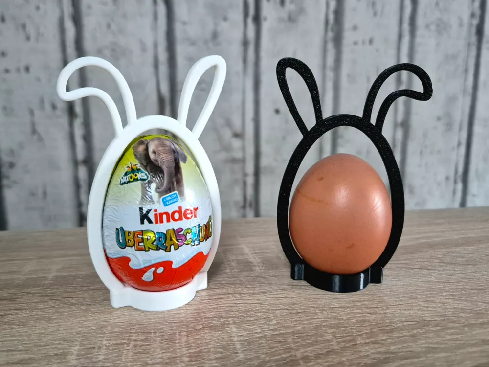 3D gedruckter weißer und schwarzer Eierbecher mit Hasenohren als Halter für Überraschungseier oder Hühnereier.