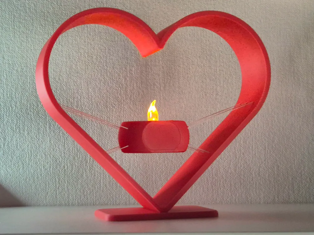 3D gedrucktes rotes Herz als Dekoration mit LED-Teelicht, schwebend. Perfektes Geschenk für den Muttertag.