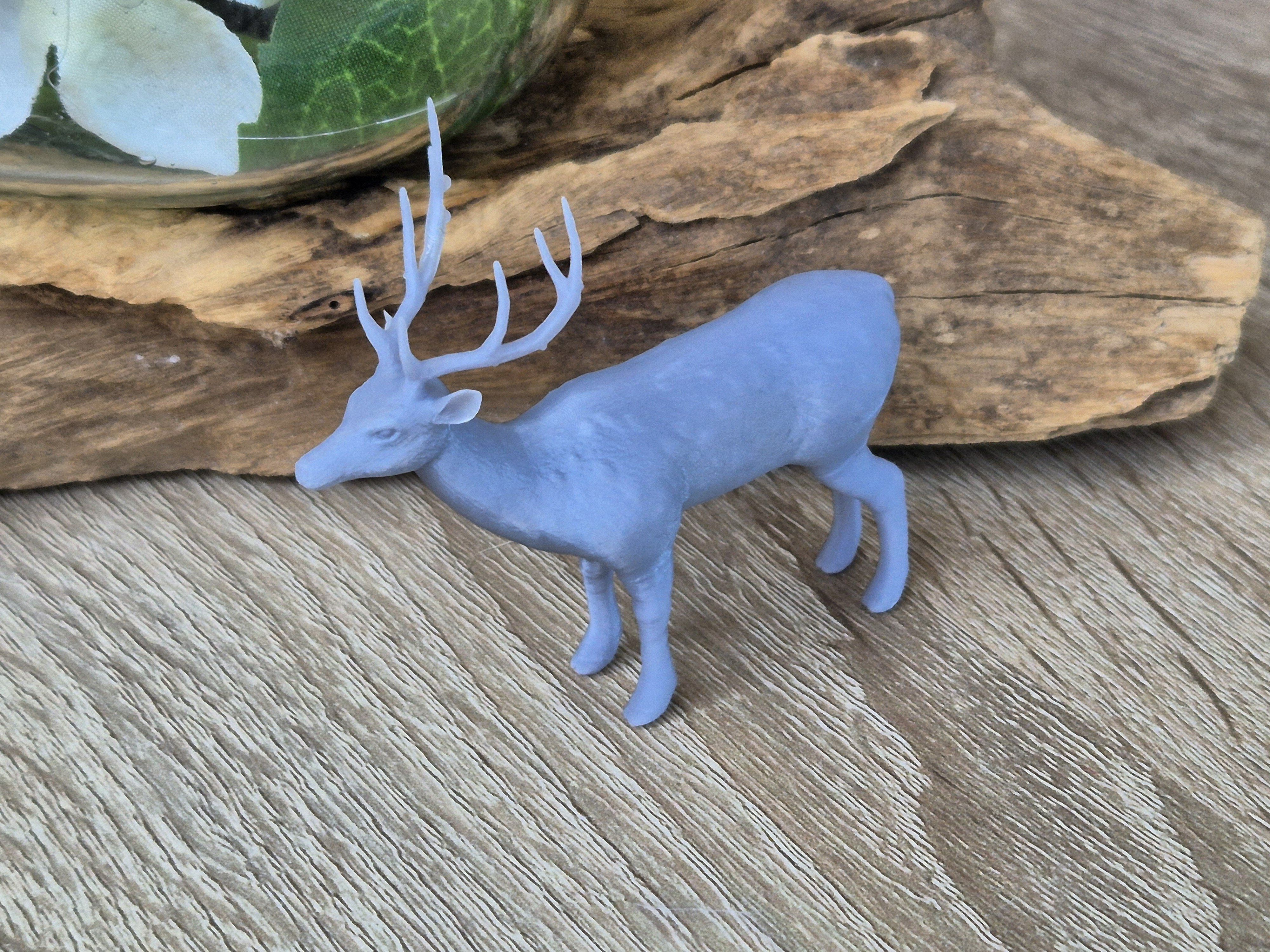 3D-gedruckte Miniaturfigur eines Rehs für die Modelleisenbahn, gedruckt aus grauem Kunstharz.