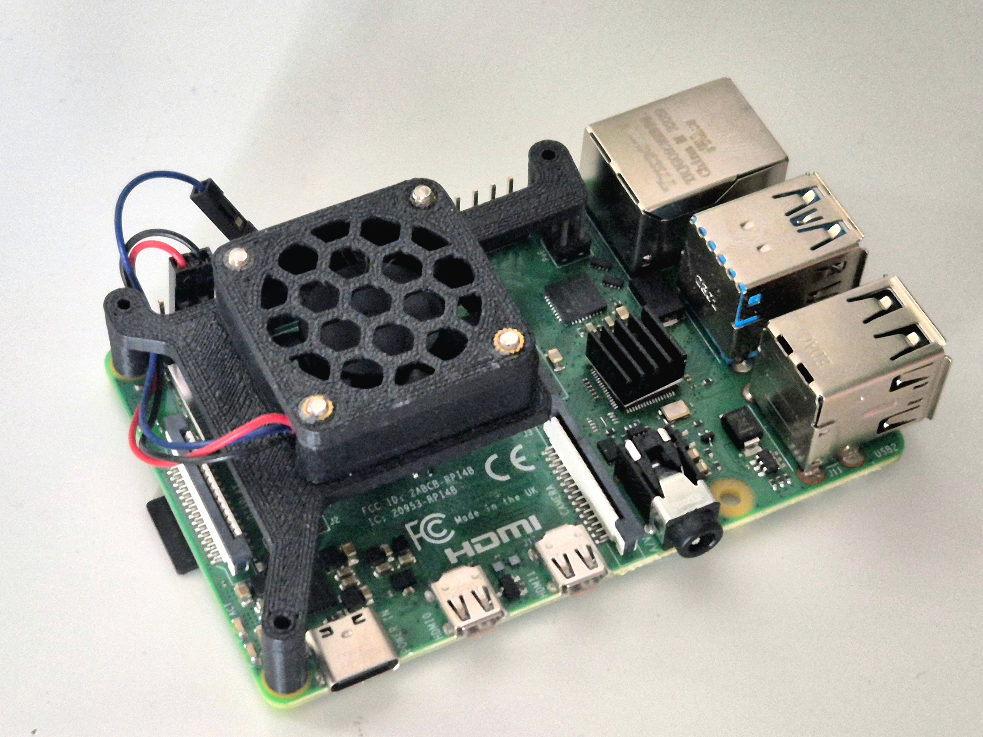 Raspberry Pi 4 Lüfterhalterung, montiert auf dem Raspberry Pi 4. Gedruckt im FDM Verfahren in schwarz (PLA).