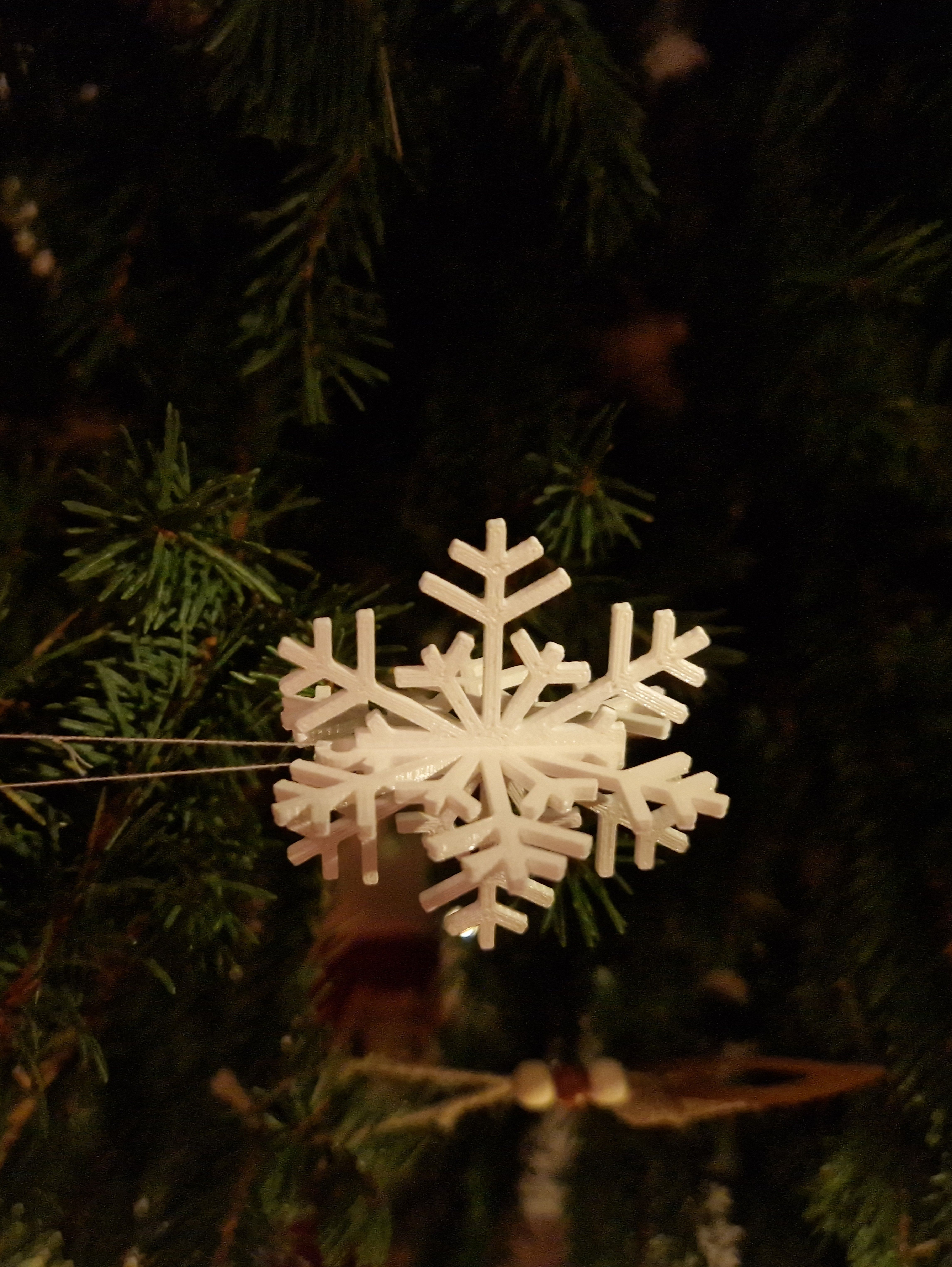 3D gedruckter weißer Schneeflocken-Baumanhänger als Weihnachtsbaumschmuck. Perfekte Dekoration für Weihnachten.