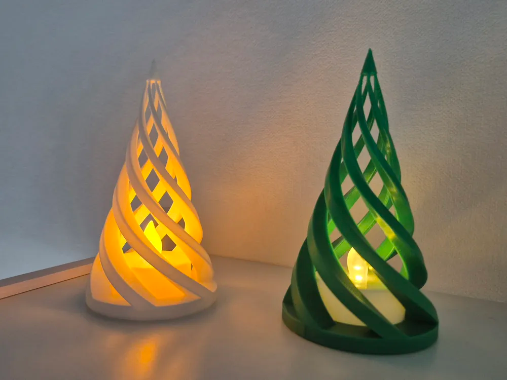 3D gedruckter moderner weißer Weihnachtsbaum als spitz zulaufende Spirale (Kegel), der ein LED-Teelicht umschließt. 3D gedruckter moderner weißer Weihnachtsbaum als spitz zulaufende Spirale (Kegel), der ein LED-Teelicht umschließt.