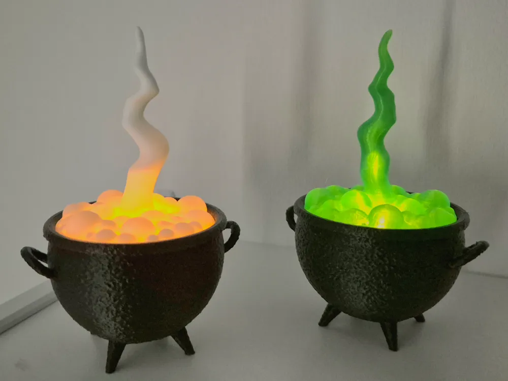 3D gedruckter Hexenkessel mit aufsteigendem Dampf, beleuchtet durch ein LED-Teelicht. 3D gedruckter Hexenkessel mit aufsteigendem Dampf, beleuchtet durch ein LED-Teelicht.
