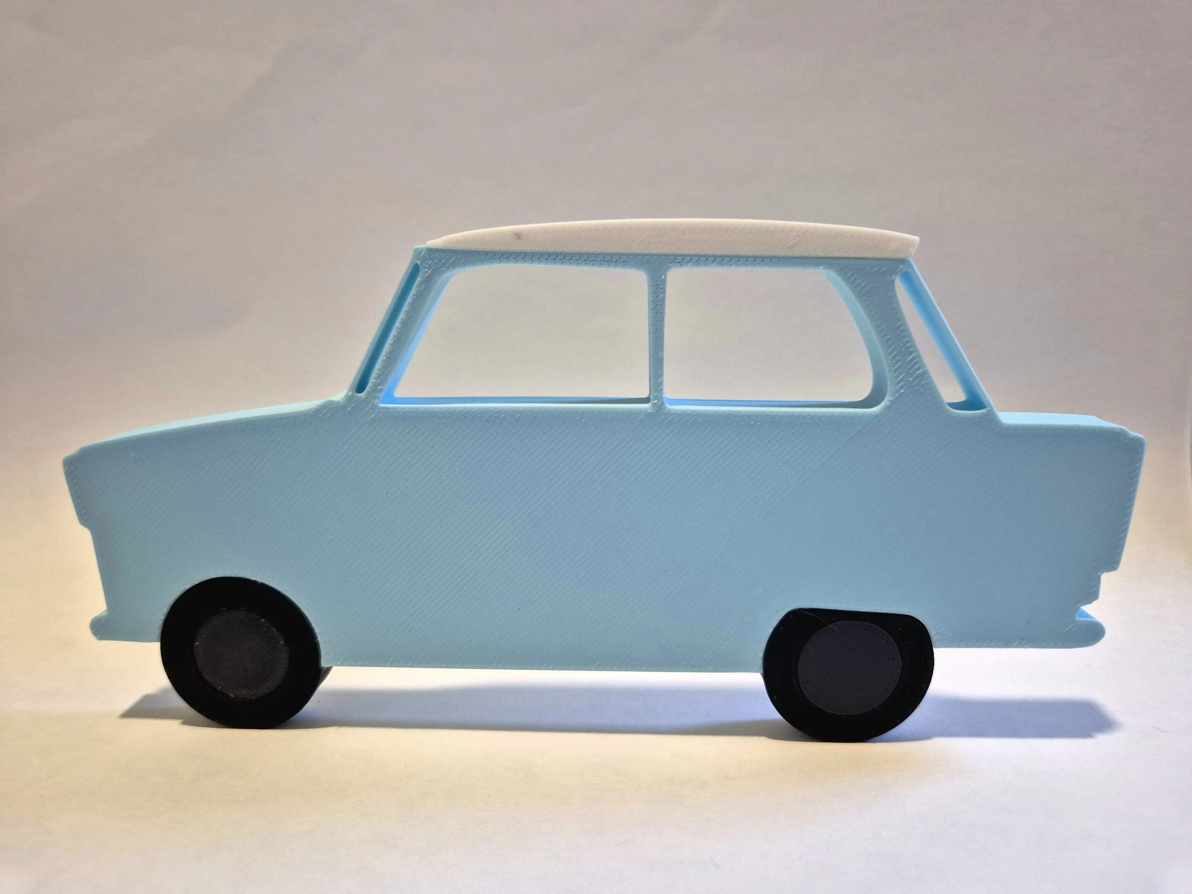 Dekoratives Trabant-Modell, inspiriert vom berühmten DDR Auto